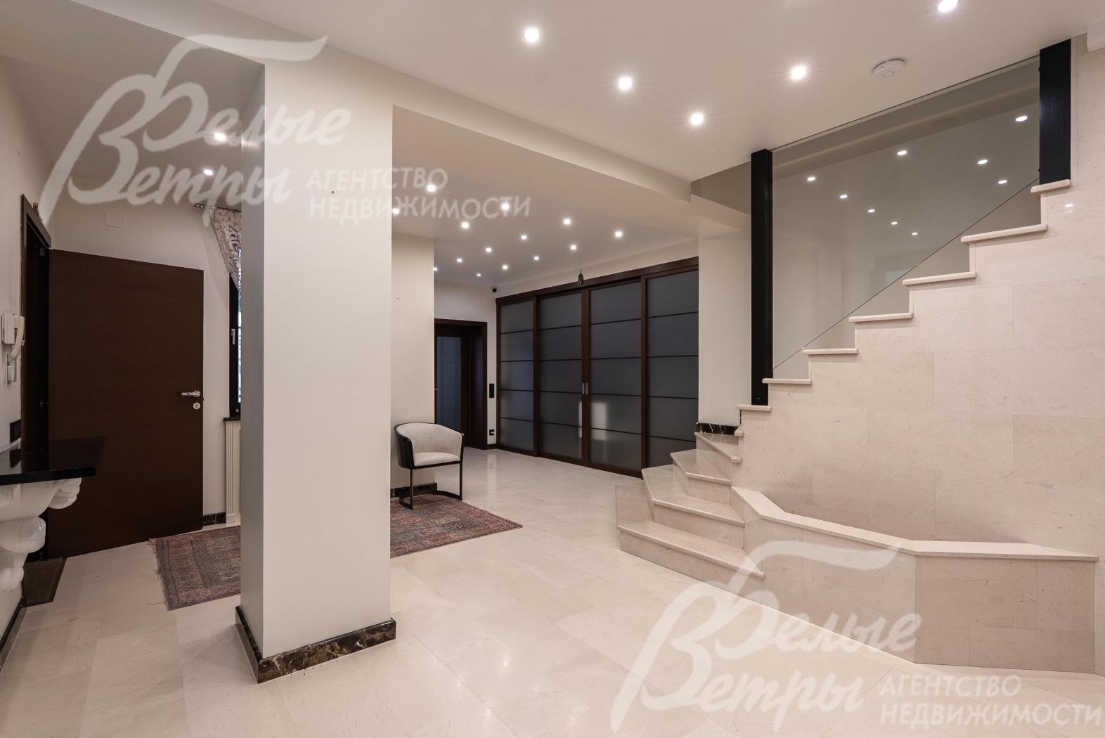 Лестница отделана мрамором