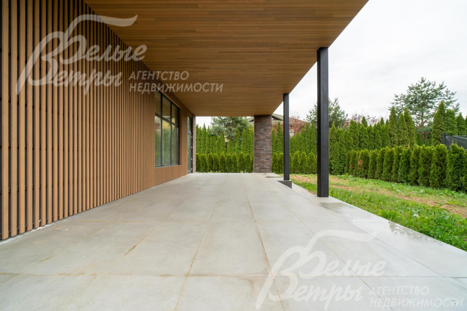 Вид с крытой террасы на участок