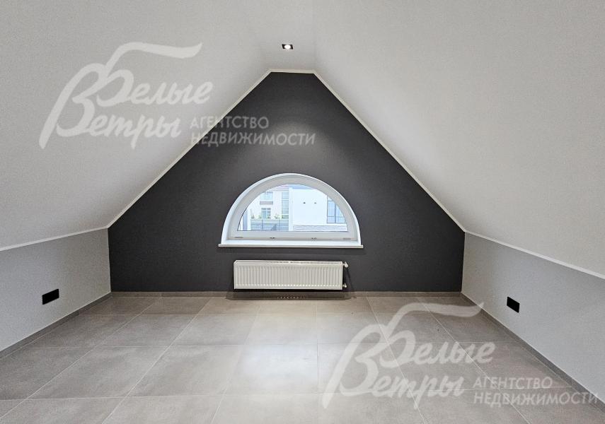 На мансардном этаже располагается лофт-студия, в которой в том числе можно установить бильярд