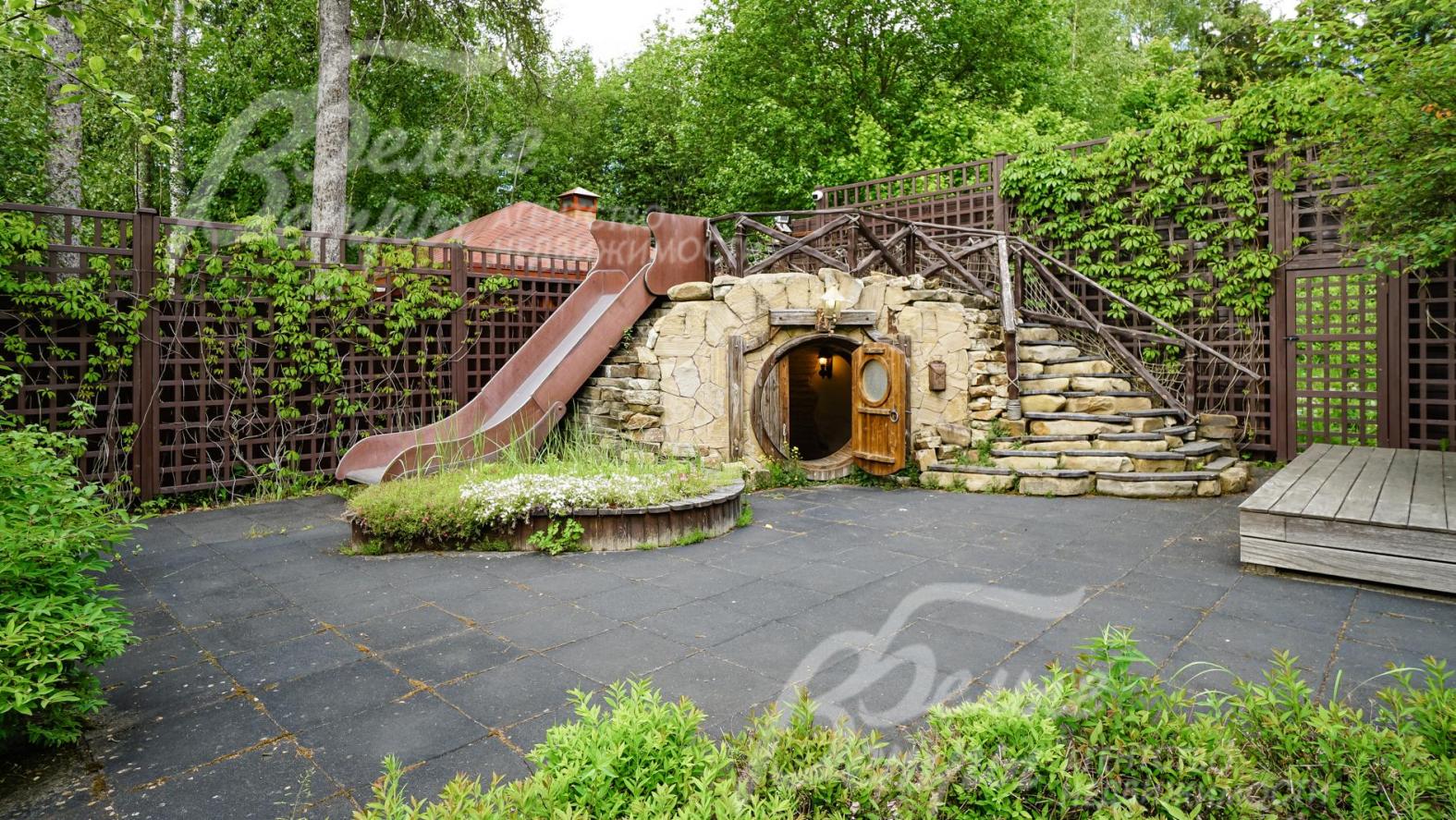 Детский игровой городок (домик Хоббита) с теплым полом, горкой, площадкой. 