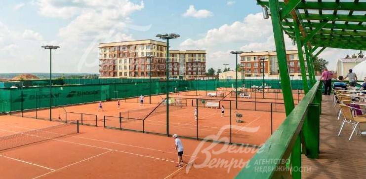 Русская теннисная академия с профессиональными крытыми и открытыми кортами вблизи поселка.