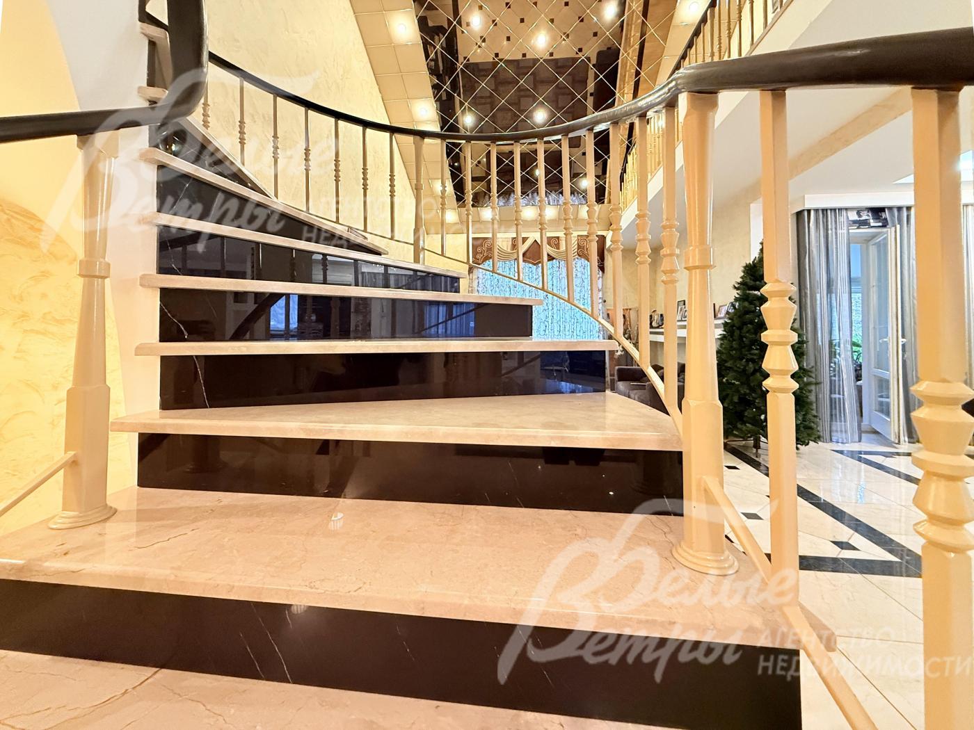 На второй и цокольный этажи ведёт железобетонная лестница с отделкой ступеней бежевым мрамором и ограждением из кованого металла с деревянным поручнем