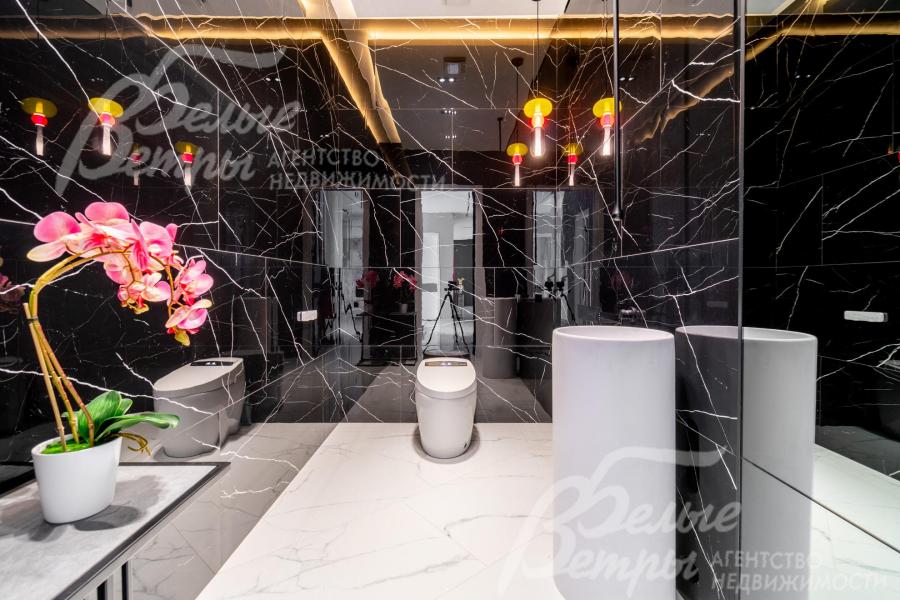 Санузел на первом этаже с "умным" унитазом и дизайнерской раковиной из литьевого мрамора