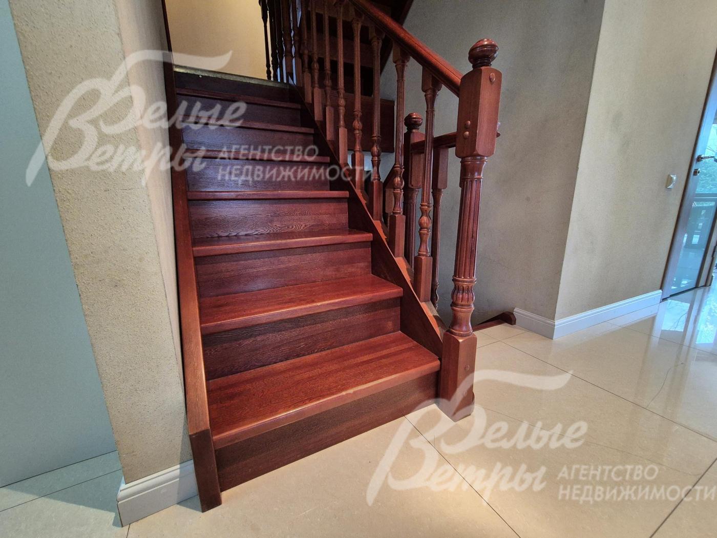 Лестничный марш из массива дуба