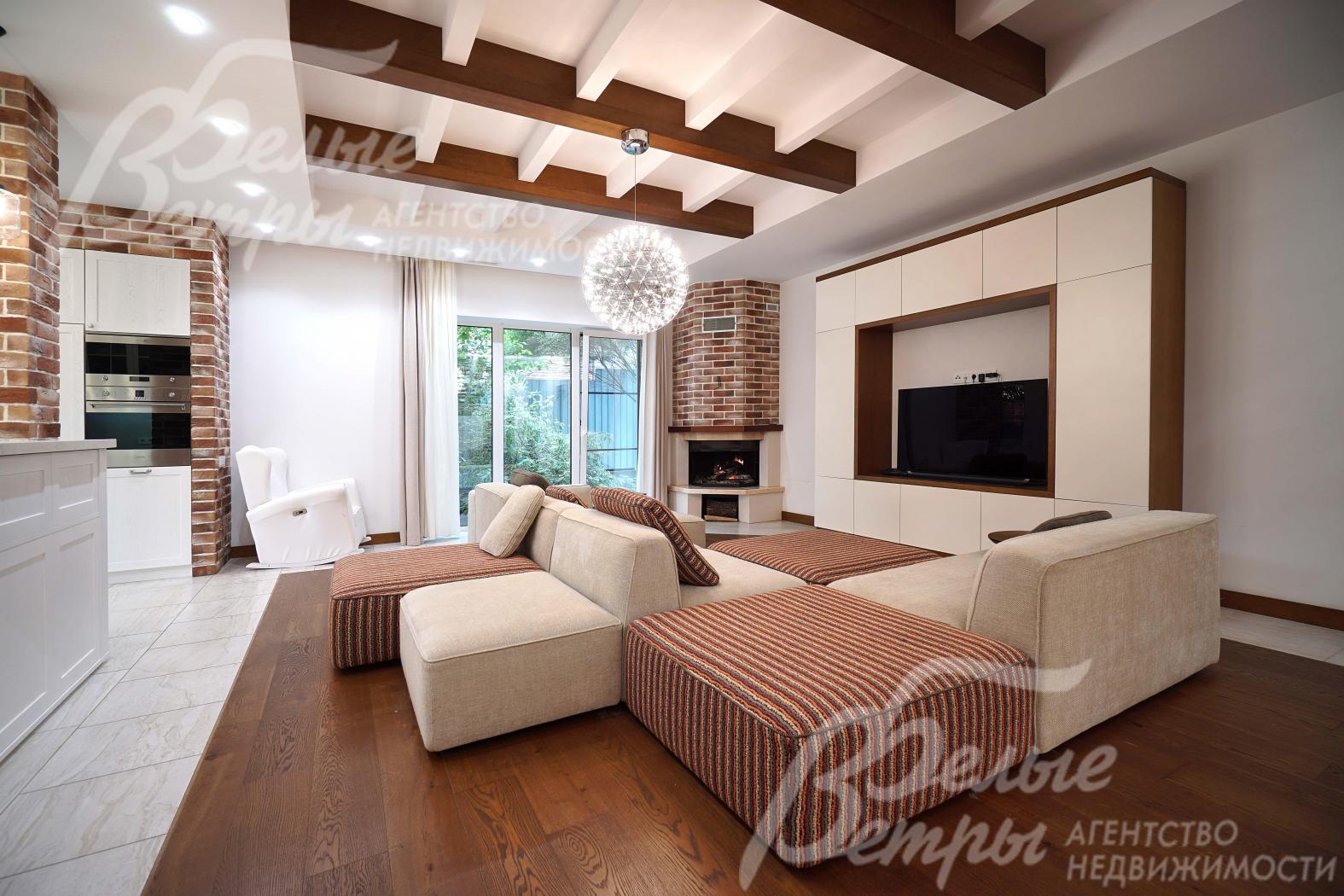 В гостиной - дорогостоящая диванная модульная группа с антиаллергенными тканями (Италия)