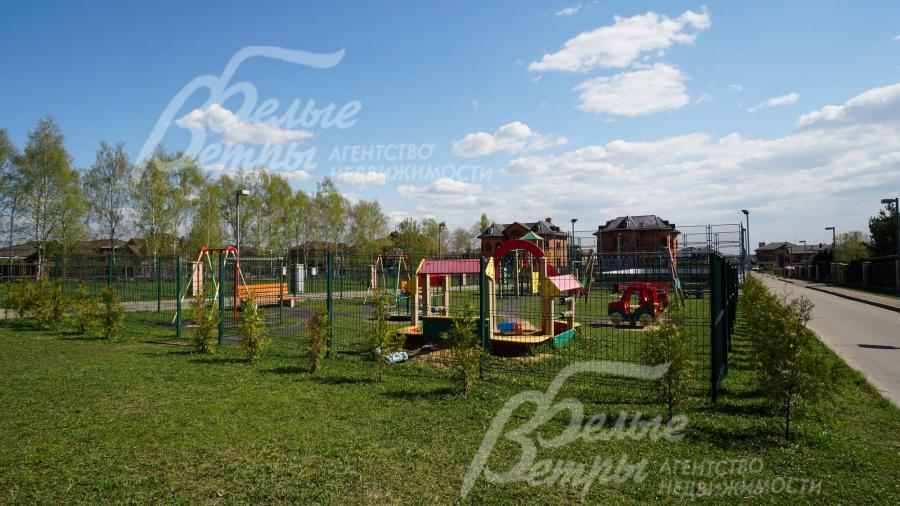 Детская площадка в коттеджном поселке Крекшино