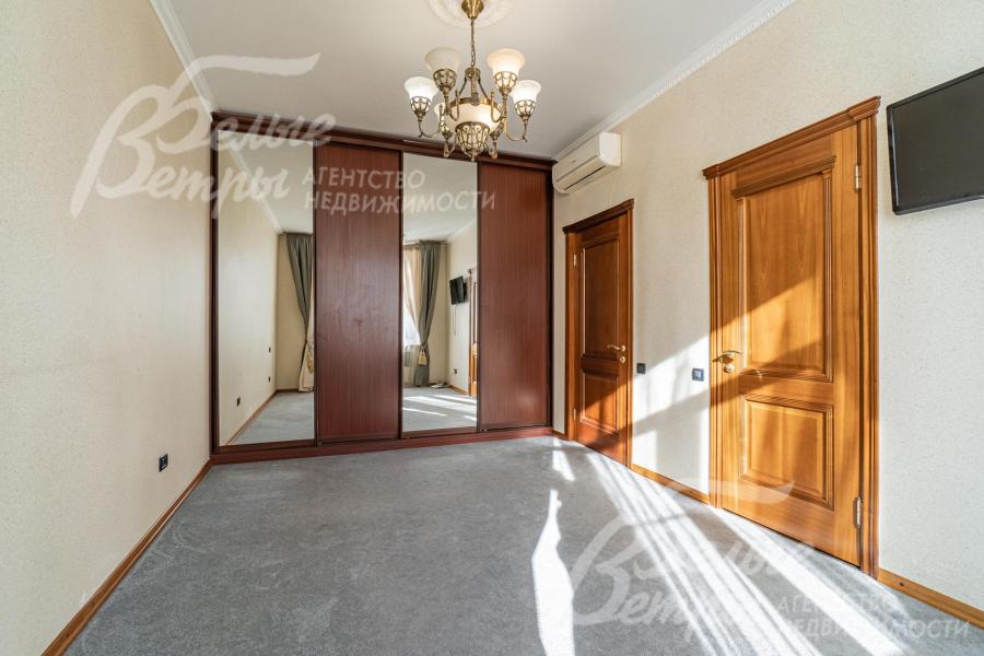 На полу ковролин, на стенах обои под покраску