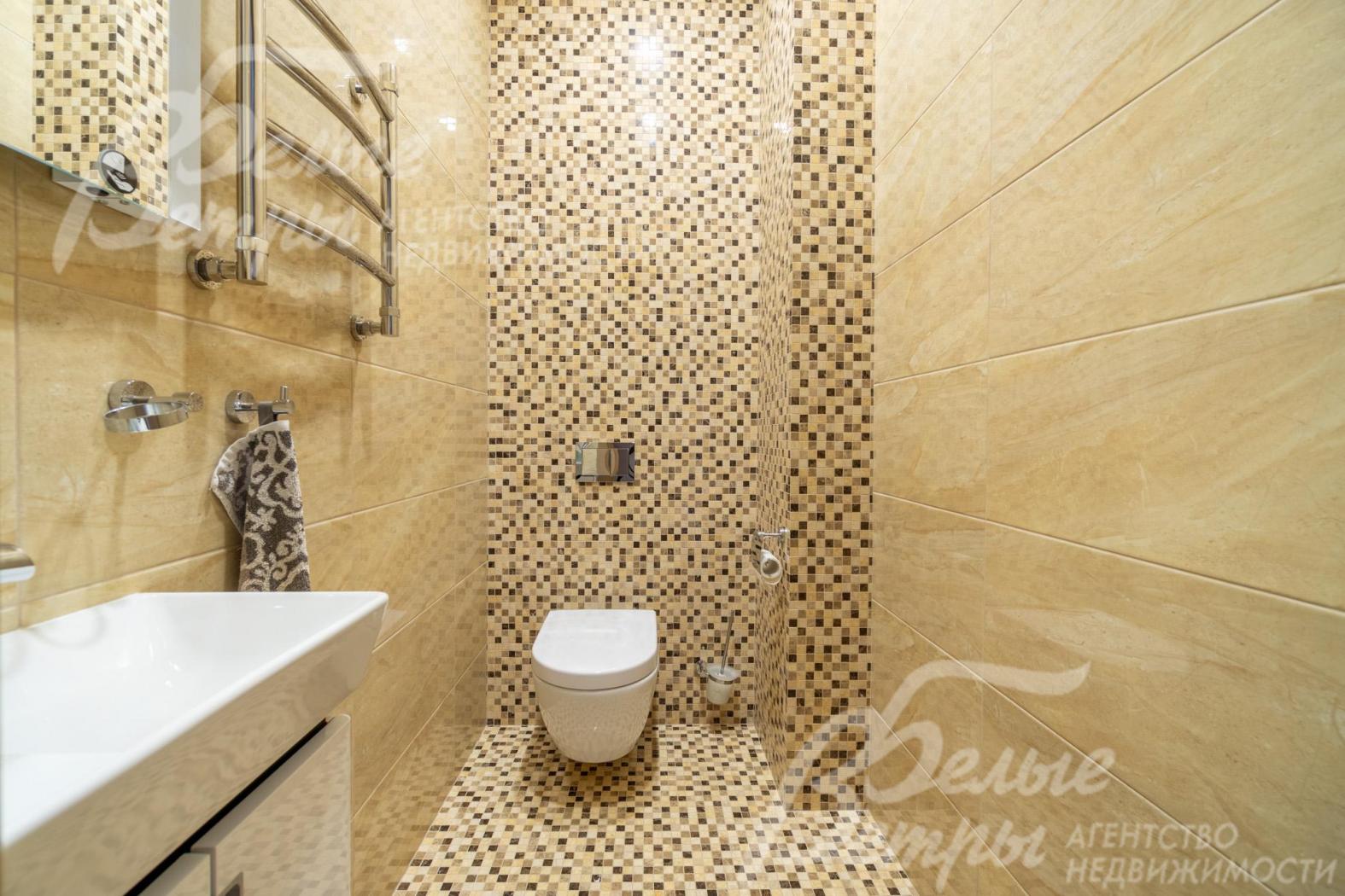 Санузел на втором этаже с мозаичной плиткой
