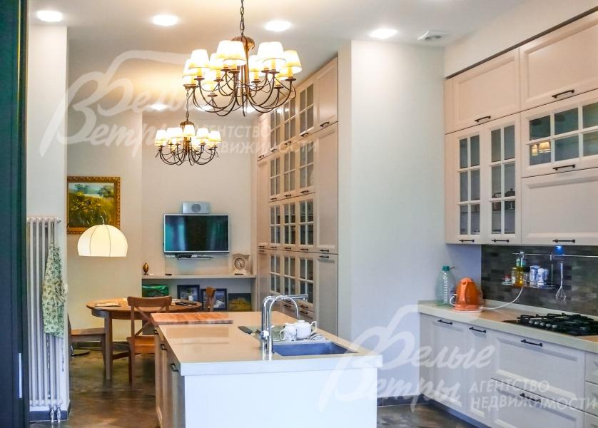 Кухня 27,4 кв.м с островом и обеденной зоной откуда так же можно любоваться живым огнем в камине.