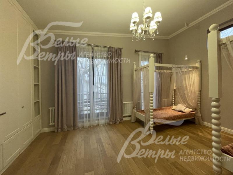 Спальня с балконом