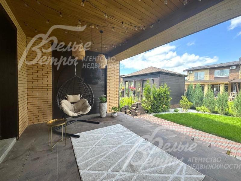 С террасы открывается вид на участок.