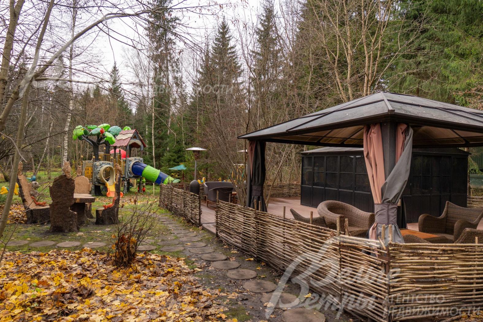 В одной из зон отдыха - детский городок и патио 105 кв.м с крытой и открытой беседками