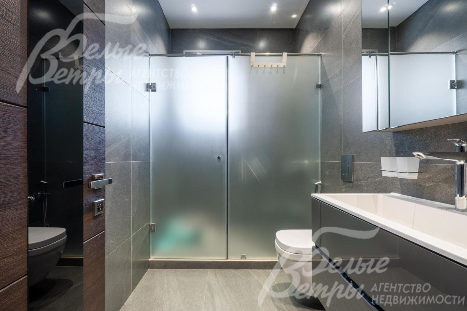 В санузлах – сантехника Hansgrohe, Grohe, Omoikiri, в том числе душевые скрытого монтажа