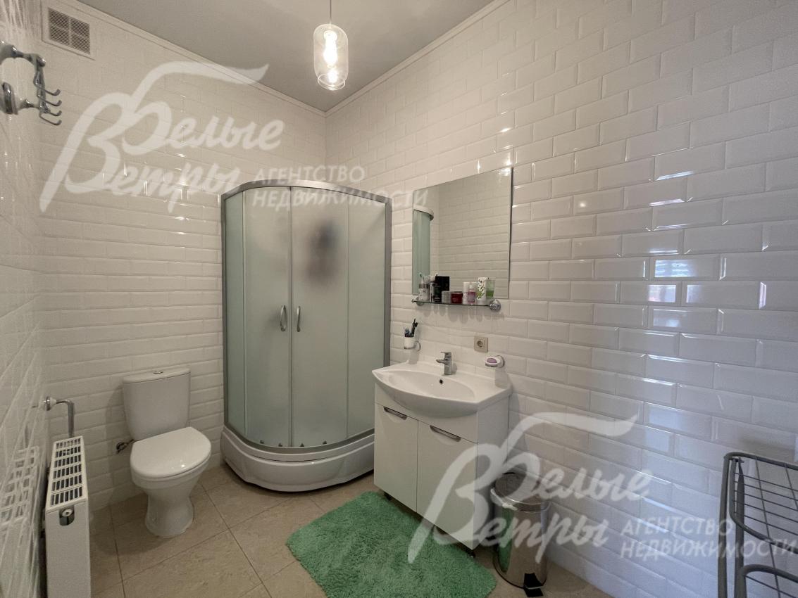 Санузел с душевой кабиной на первом этаже