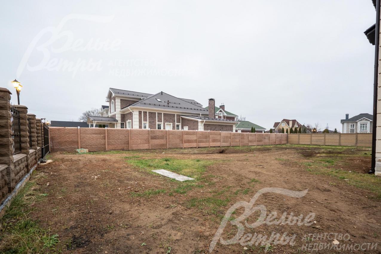 Участок площадью 12 соток: здесь можно возвести дополнительные строения, есть закладные для коммуникаций