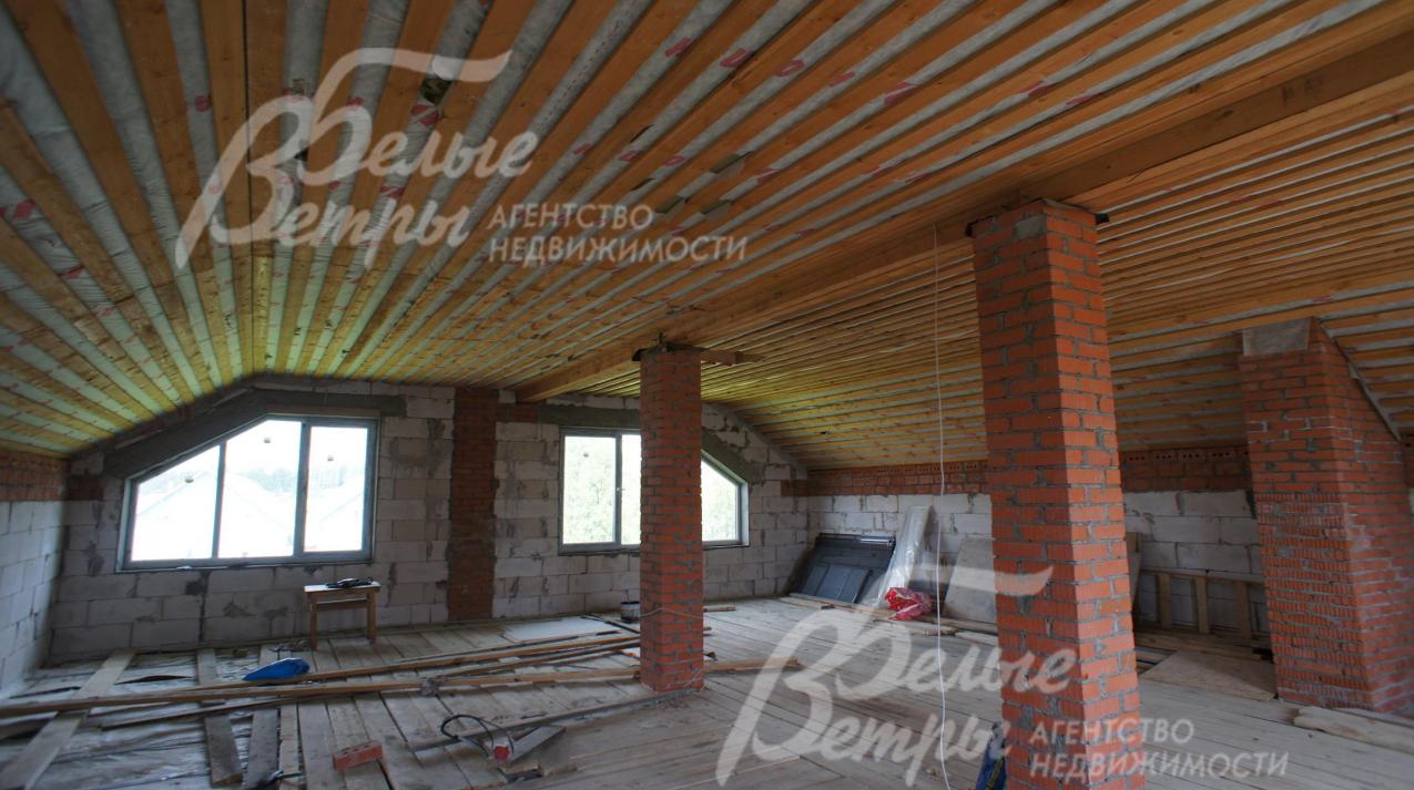 Мансардный этаж - просторный, позволяет организовать до 4 спален, потолки высотой от 220 до 270см