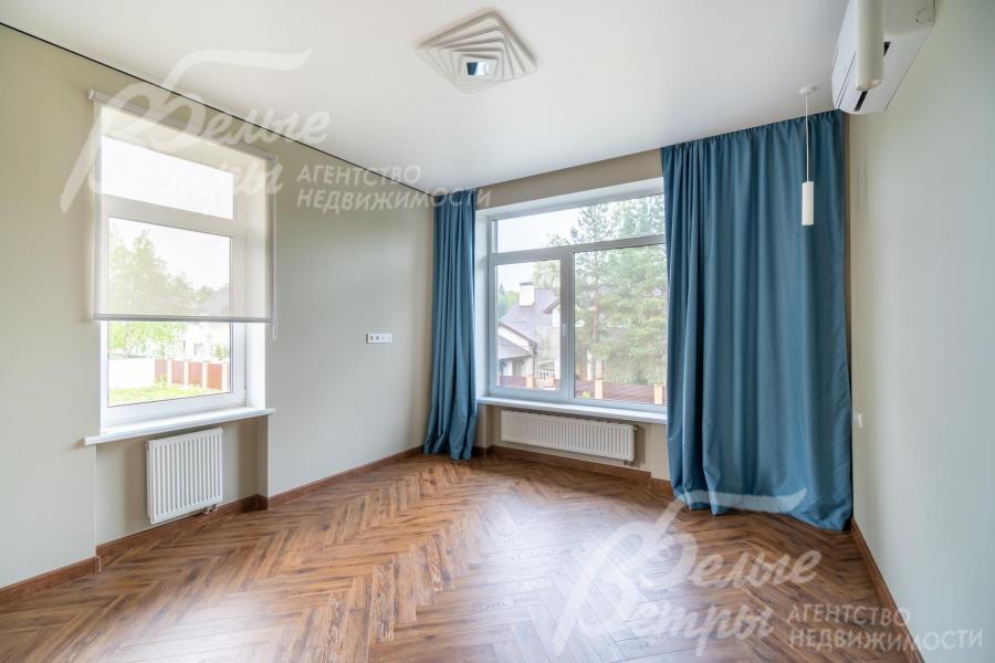 Спальня на втором этаже с контрастными шторами