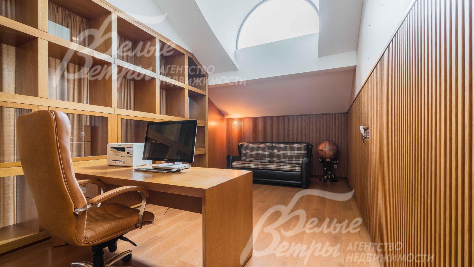 Кабинет с декоративными деревянными панелями