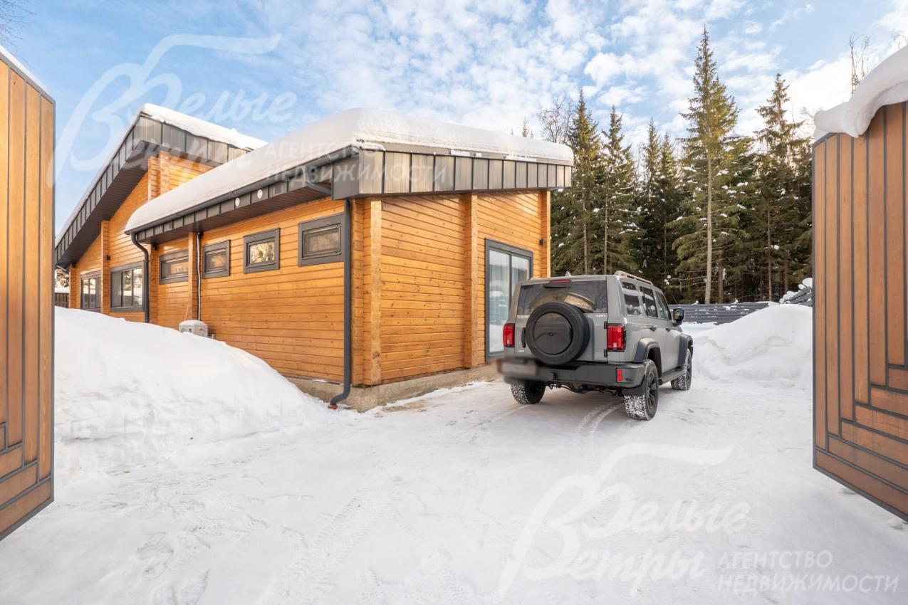 Въезд оборудован распашными воротами. По периметру установлен деревянный забор в стиле горизонтального «штакетника» из доски на металлических столбах с бетонным основанием