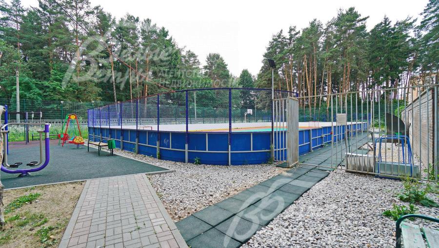 своя спортивная площадка с хоккейной коробкой (в зимнее время года залит каток)