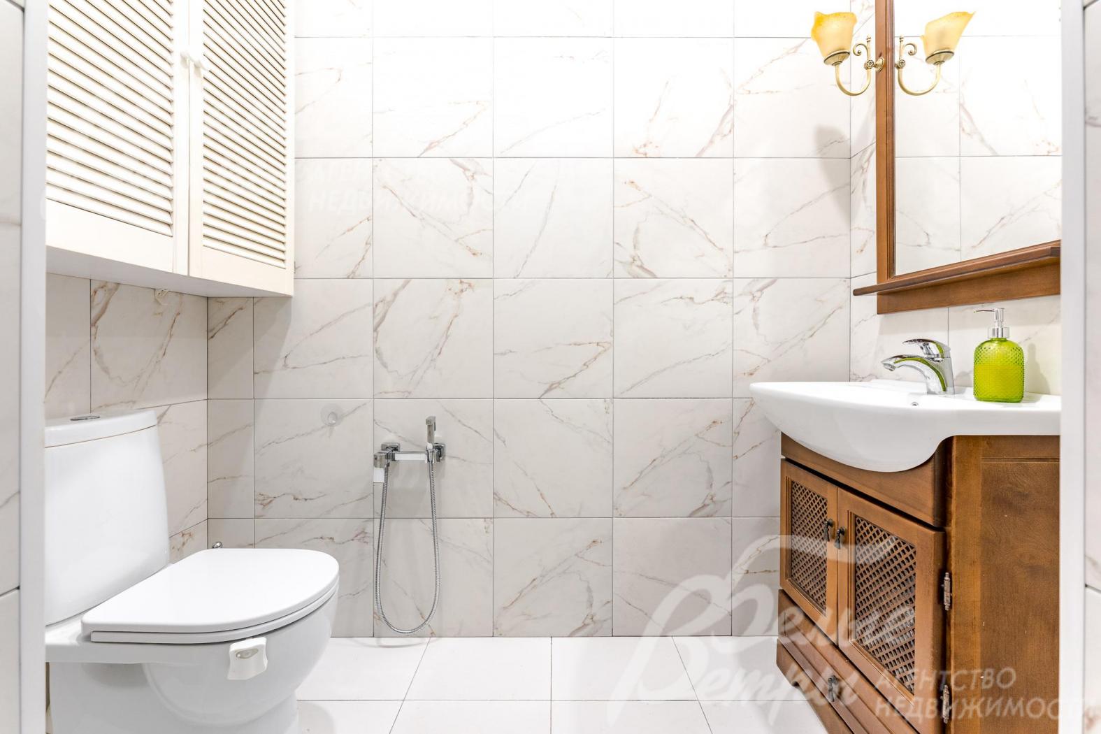 Санузел на первом этаже (все санузлы оборудованы сантехникой)