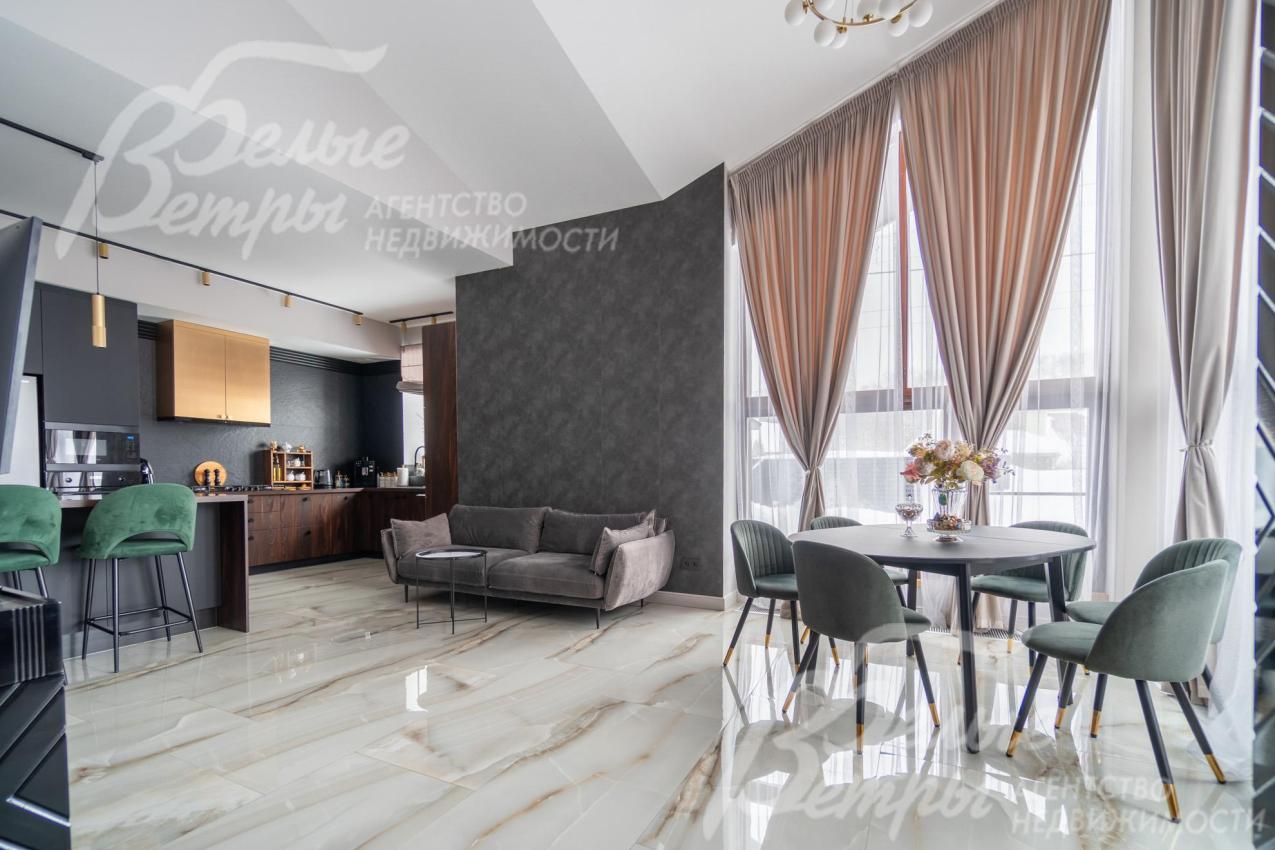 В зоне кухни - большие окна в пол, керамогранит Laparet Stubay Onyx Crema с эффектом льда