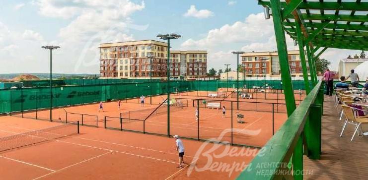 Русская теннисная академия с профессиональными крытыми и открытыми кортами вблизи поселка.