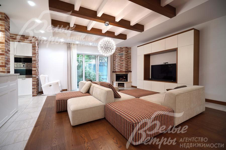 В гостиной - дорогостоящая диванная модульная группа с антиаллергенными тканями (Италия)