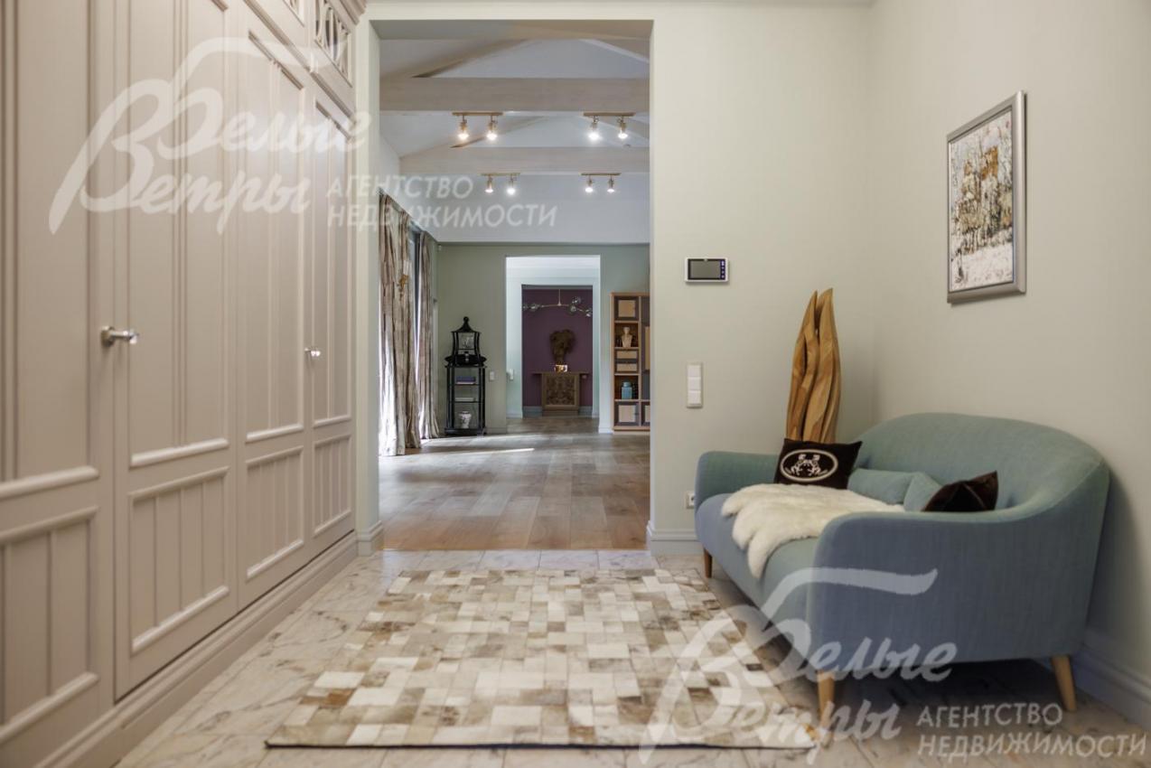 Большой встроенный гардероб в прихожей.