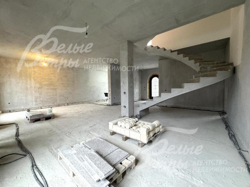 На стены нанесена идеальная штукатурка, смонтирована монолитная лестница