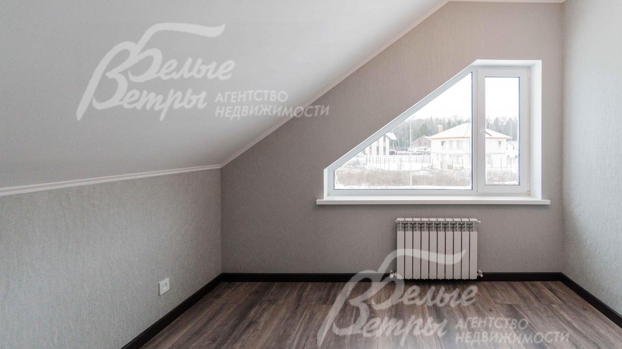 На стенах обои 