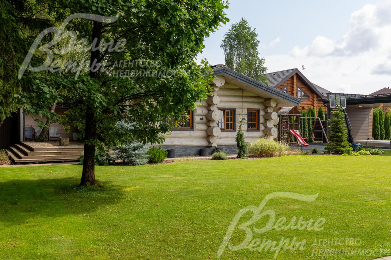 На участке высажен идеальный газон, установлен автополив, взрослые лестные деревья