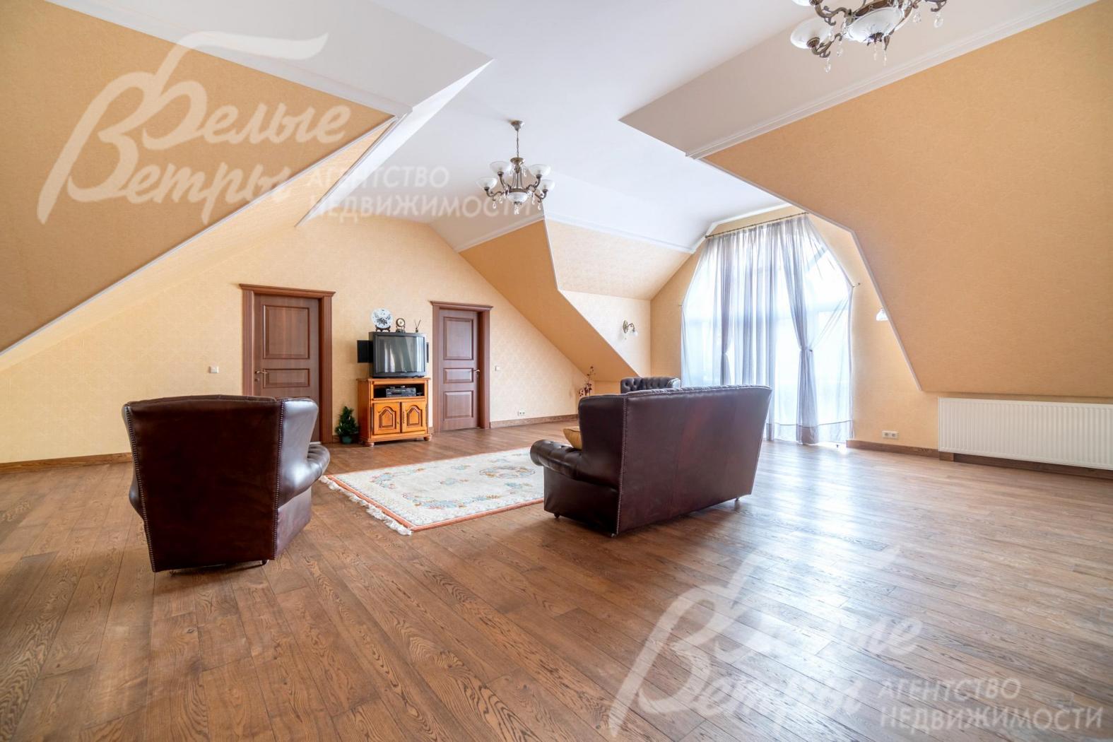 В помещениях 2-го этажа сложные многоскатные потолки