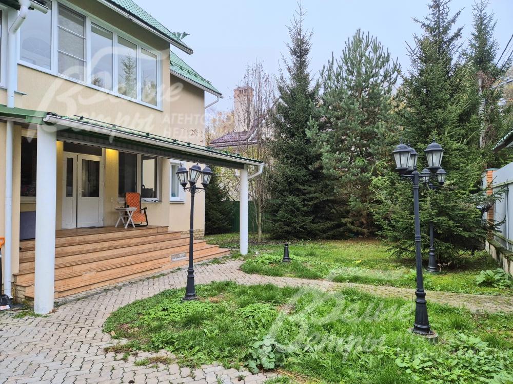 На участке освещение