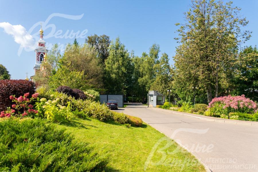 Во всем поселке проведены профессиональные ландшафтные работы.