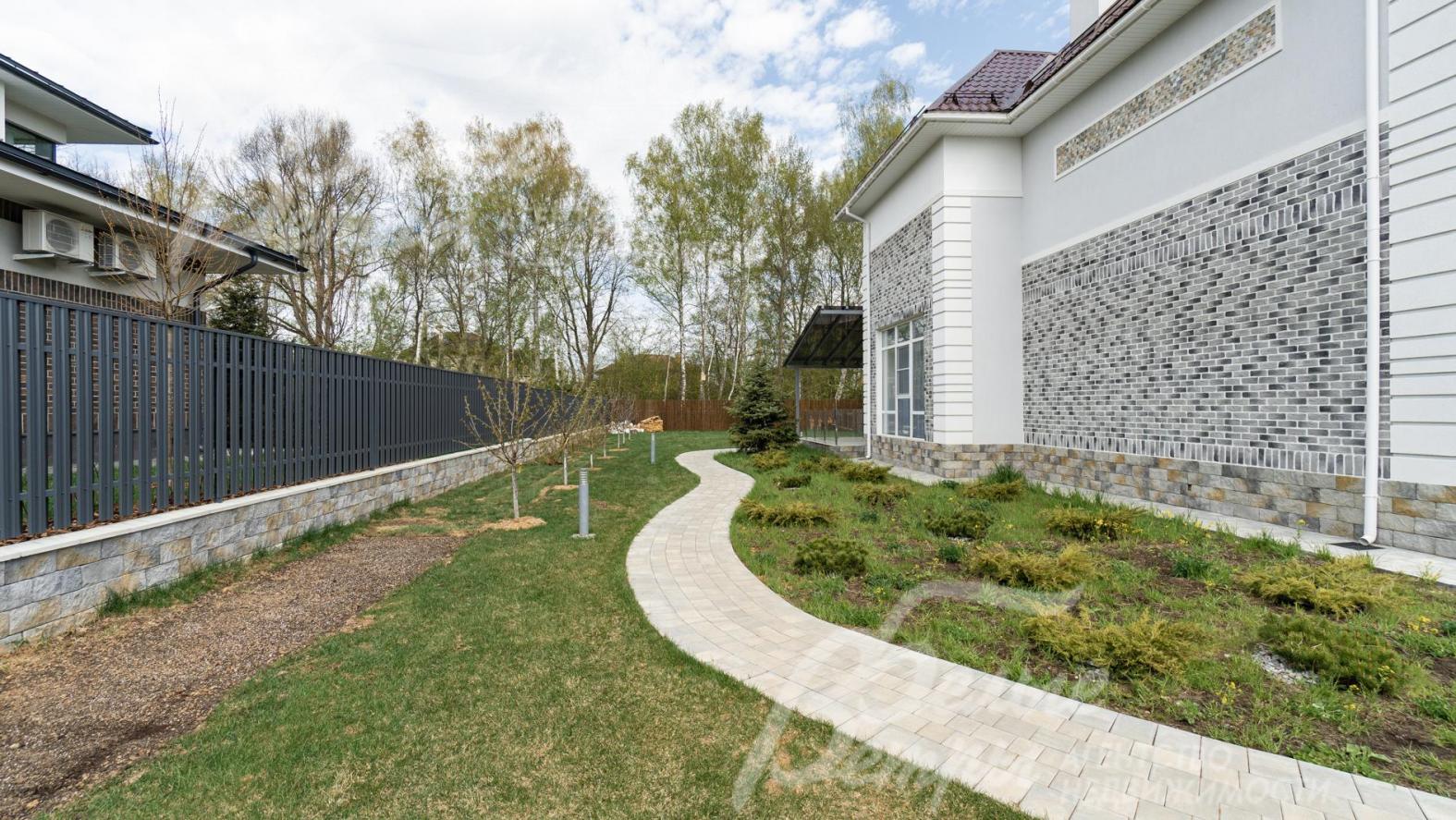 Уличное освещение, газон