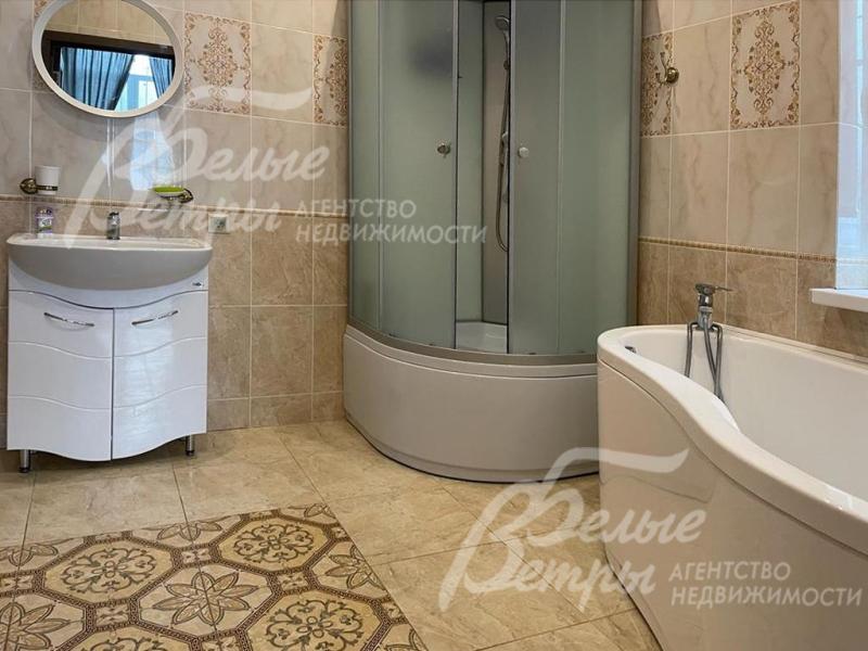 Санузел с душем и ванной на первом этаже