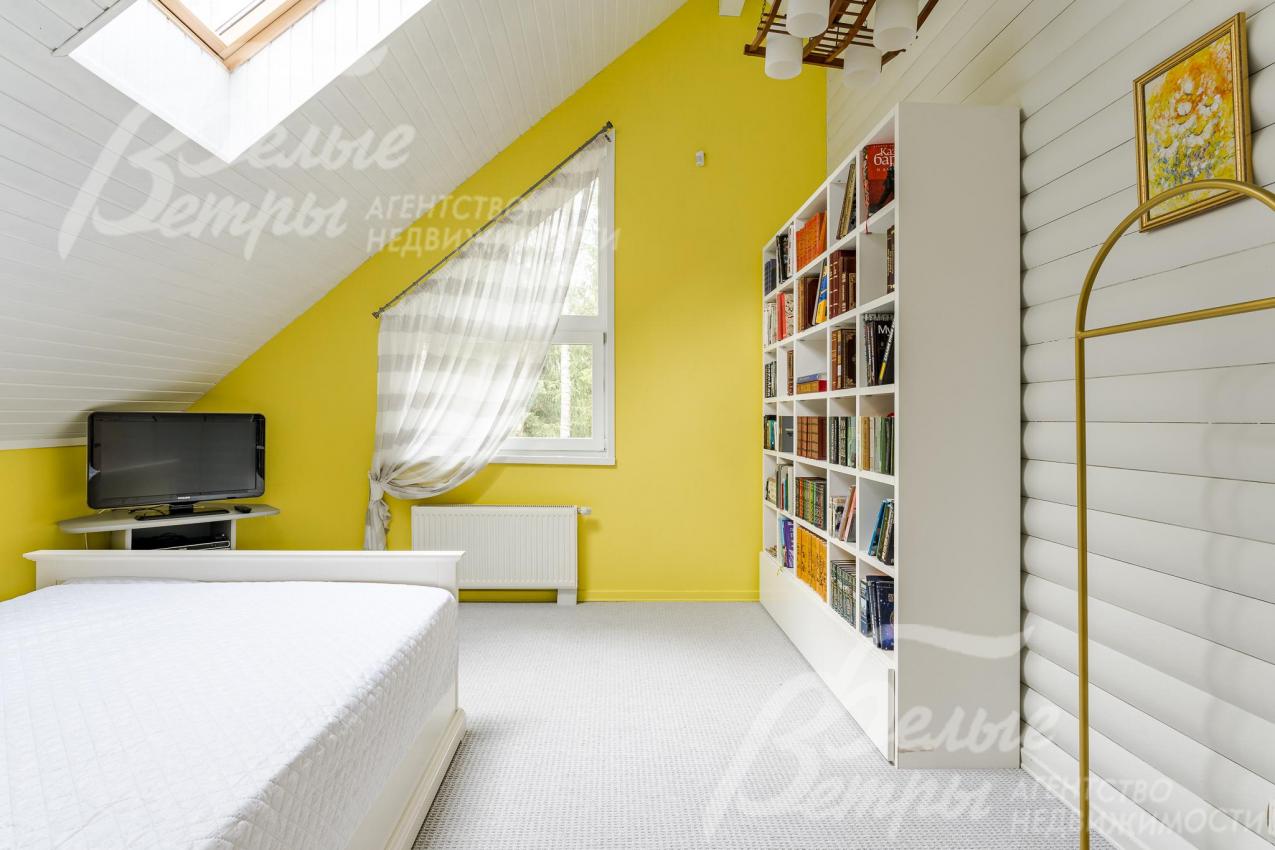 Спальня на втором этаже: на полу - ковролин, стены отделаны блок-хаусом и штукатуркой