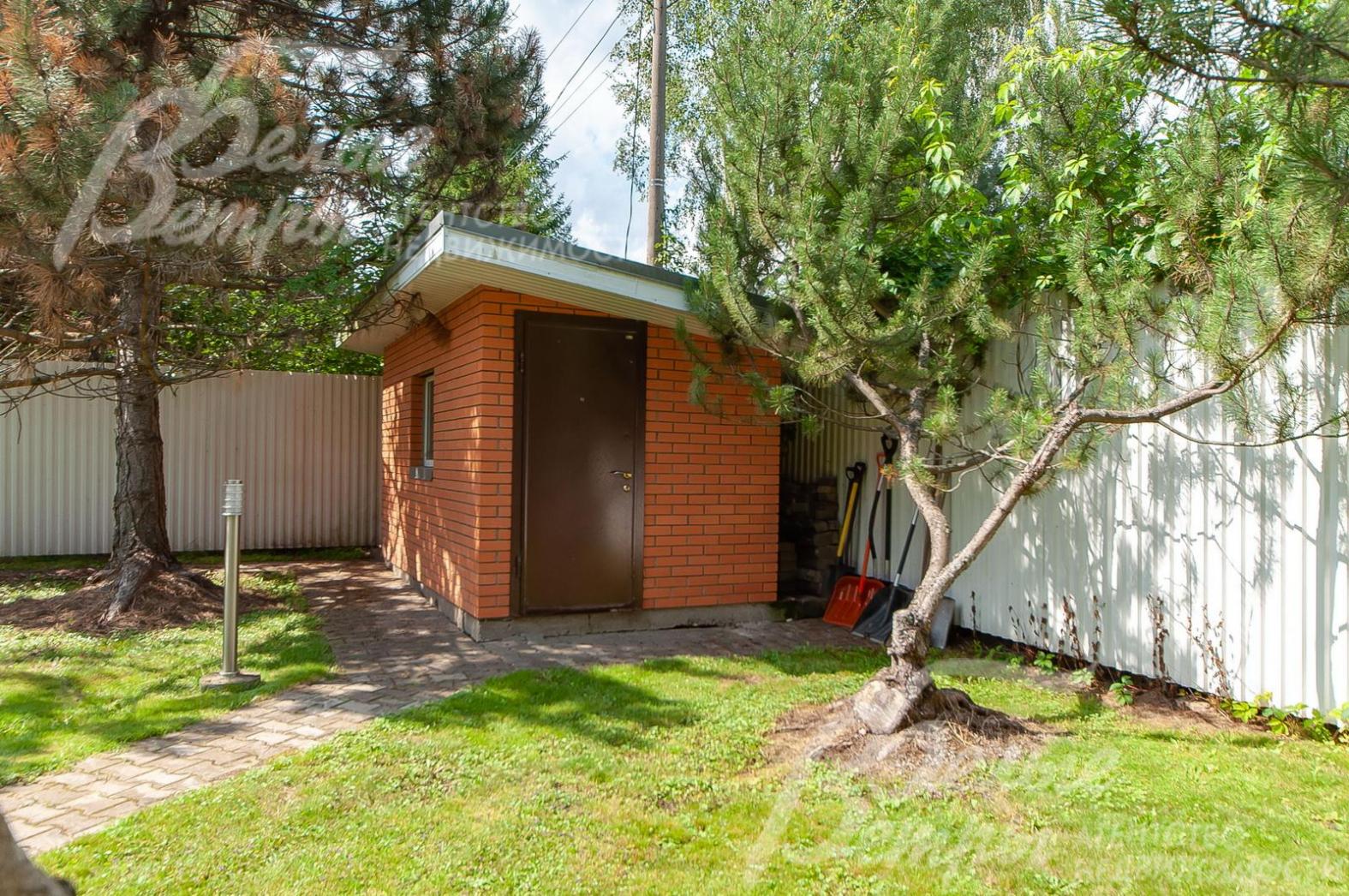 Хозблок на участке.