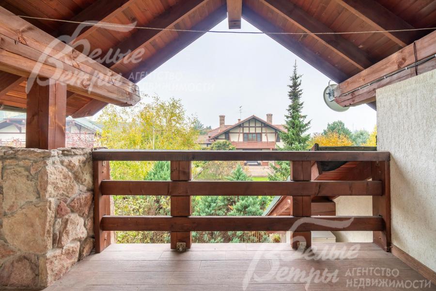 Уютный балкон в стиле шале очаровывает: деревянные балки и перила создают аутентичную атмосферу альпийского домика