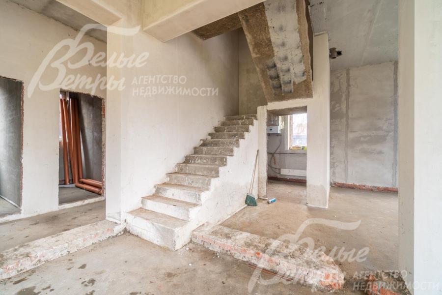 На второй и мансардный этажи ведёт железобетонная монолитная лестница