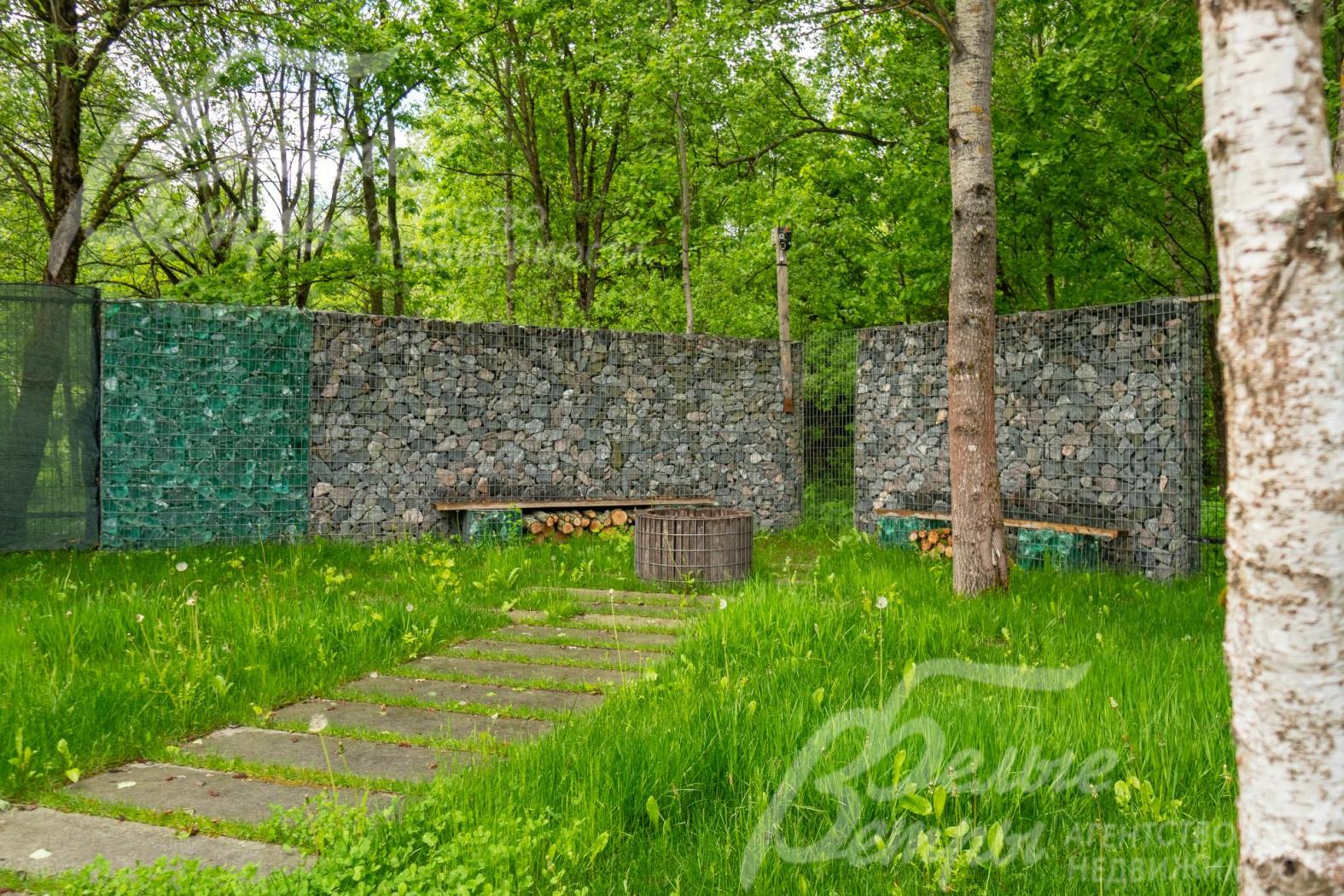 В глубине участка по границе с лесом - уютная зона кострища