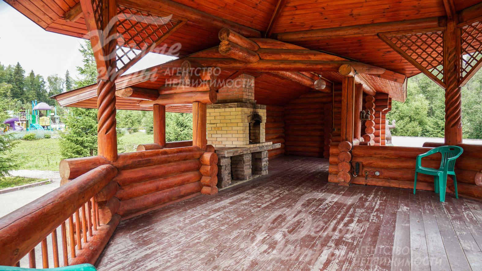 Беседка с зоной барбекю