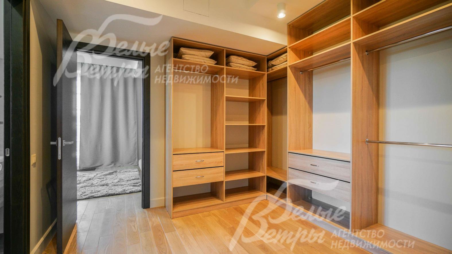 Гардеробная 10 кв.м. при главной спальне