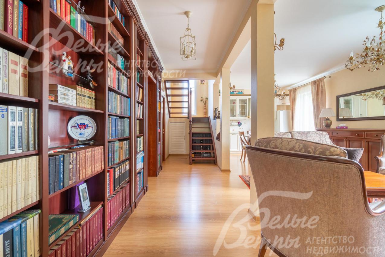 В коридоре располагается большой стеллаж с книгами