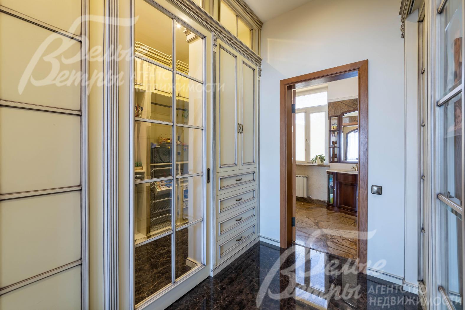 Гардеробная в главной спальне