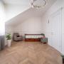 На мансардном этаже есть спальня, полностью обставленная мебелью