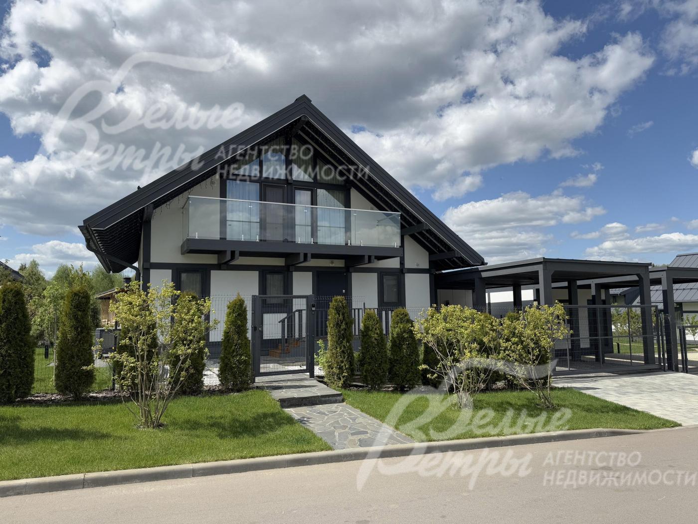 Действуют все коммуникации, включая газ. В посёлке строгая охрана