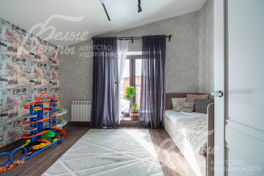 Спальня на втором этаже с большим окном