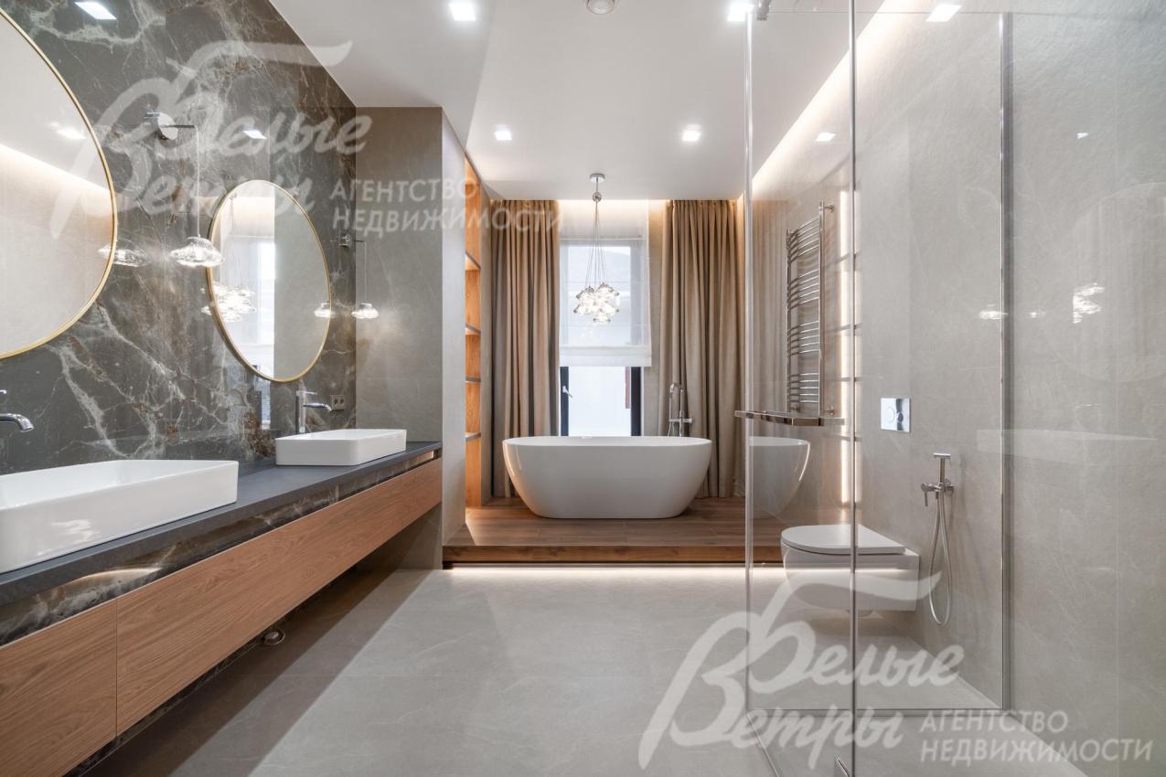 Санузел при мастер-спальне с ванной и душевой